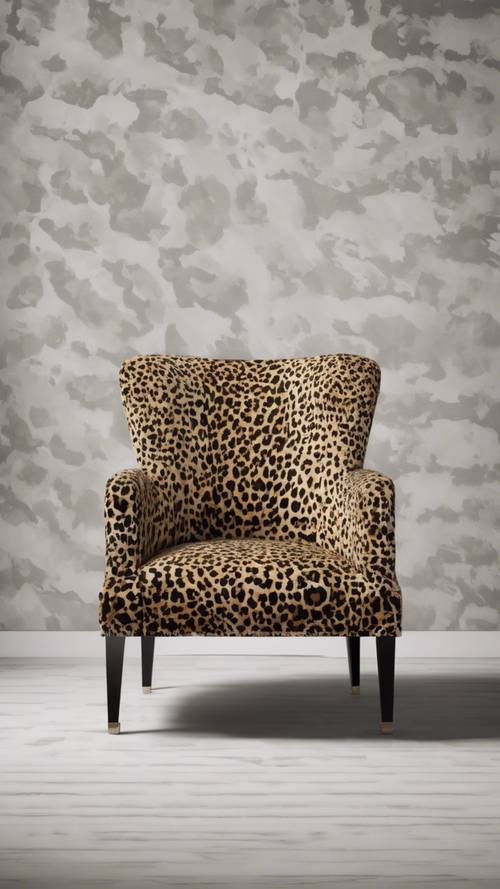 Una sedia moderna ed elegante rivestita in tessuto con finta stampa ghepardo.
