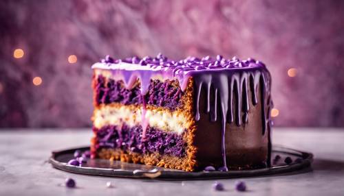 Una fetta di torta marmorizzata viola con glassa gocciolante.