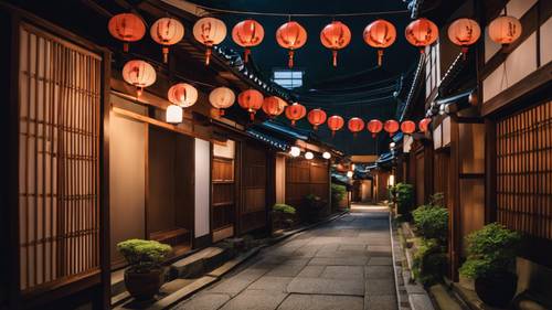 Sebuah gang sempit di Kyoto dengan deretan rumah machiya kayu tradisional dan jalan batu, di bawah lentera kertas yang menyala di malam hari.