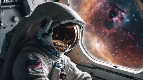 Un astronauta osserva una nebulosa lontana attraverso il finestrino di una navicella spaziale.