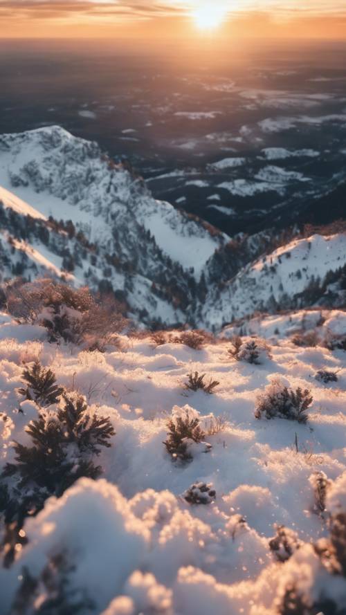 Cảnh hoàng hôn tuyệt đẹp chiếu sáng bầu trời, nhìn từ đỉnh núi phủ đầy tuyết.