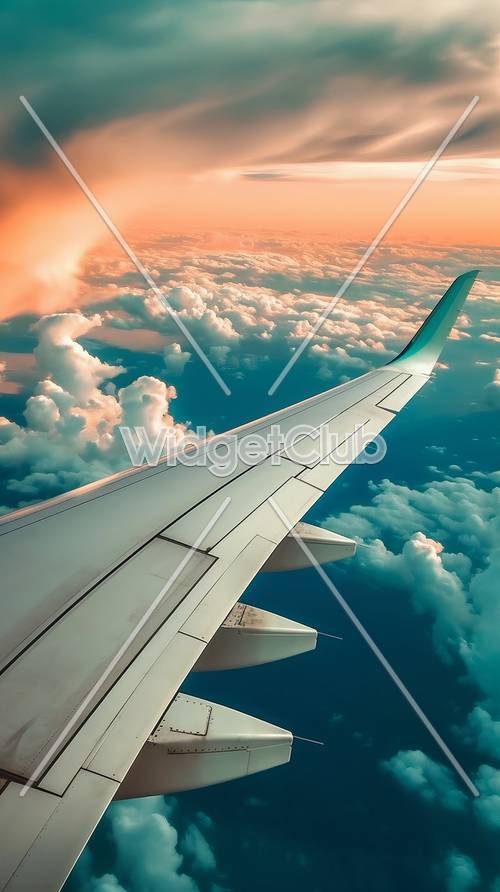Blick auf den Himmel vom Flugzeugflügel aus