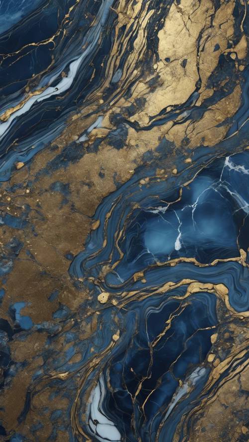 Крупный план темно-синего мрамора с золотыми трещинами, напоминающими притоки реки.