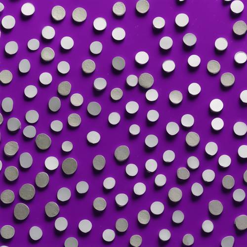 Polka Dots in metallischem Silber, verstreut auf einem leuchtend violetten Hintergrund.