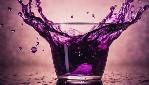 Inchiostro viola scuro che turbina e si fonde in un bicchiere di acqua limpida.