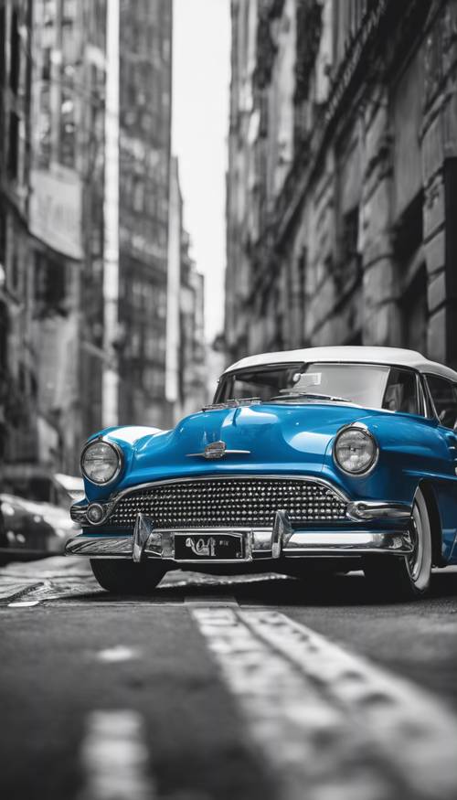Un elegante auto antiguo pintado en un color azul brillante con lunares blancos, contra un paisaje urbano en blanco y negro.