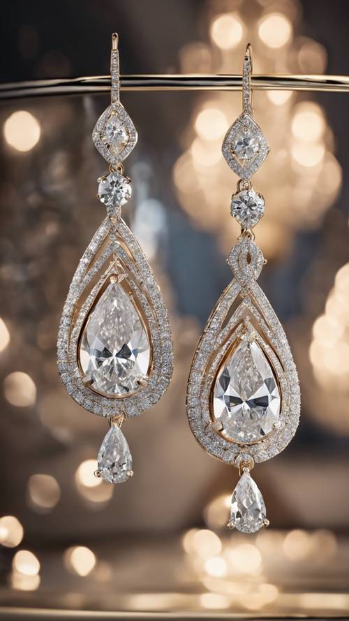 Un par de aretes de diamantes en forma de lágrima que brillan bajo la luz de la lámpara de araña.