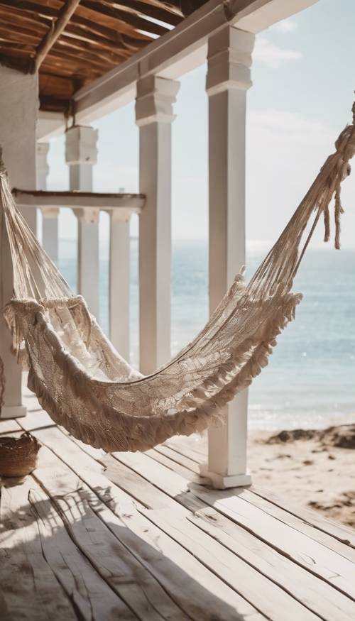 Uma casa de praia boho branca com persianas rústicas de madeira, uma rede aconchegante e uma vista deslumbrante do mar.