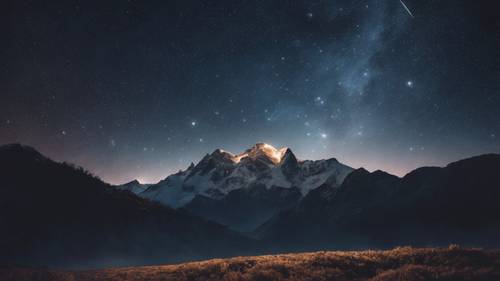 مشهد ليلي ساحر يتميز بسماء مرصعة بالنجوم تضفي الحيوية على المناظر الطبيعية الجبلية.