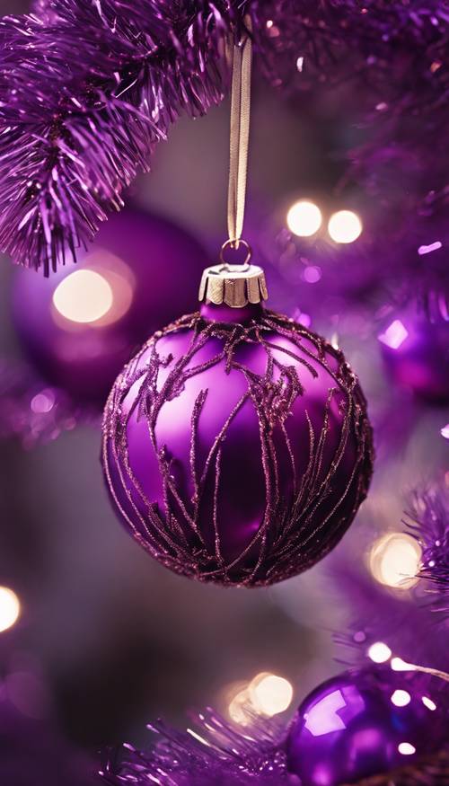 Gros plan d&#39;une branche d&#39;arbre de Noël avec une boule violette et des guirlandes frappantes.