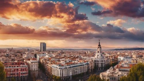 Zapierająca dech w piersiach panorama Madrytu na tle dramatycznego nieba o zachodzie słońca.