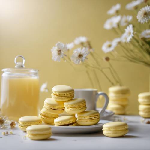Những chiếc bánh macaron màu vàng nhạt kết hợp với tách trà hoa cúc ấm áp.