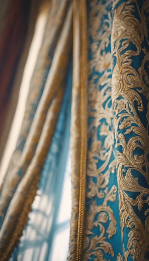 Cortinas de damasco azuis e douradas penduradas elegantemente em uma janela.
