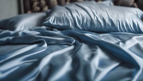 Lençóis feitos de delicada seda azul espalhados sobre uma cama de dossel.