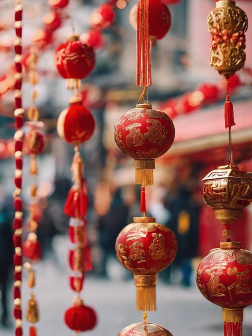 Una hermosa exhibición de decoraciones de Año Nuevo chino en tonos rojos y dorados.