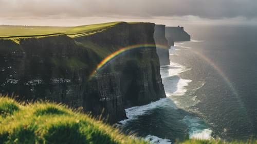 Les falaises de Moher en Irlande avec un arc-en-ciel au-dessus le jour de la Saint-Patrick.