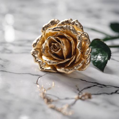 Uma rosa dourada entrelaçada com uma margarida prateada sobre uma mesa de mármore branco