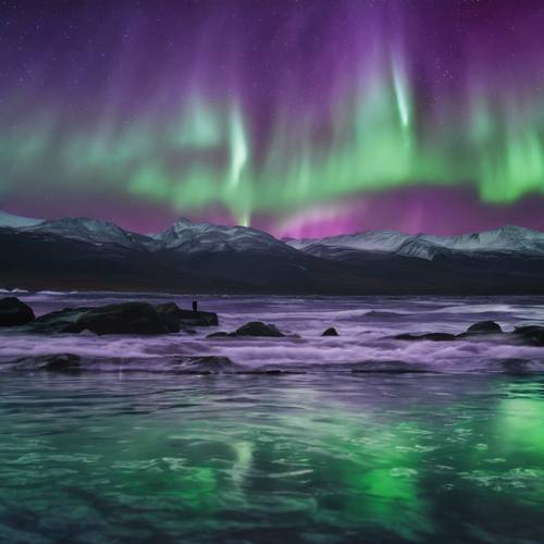 ภาพแสงเหนือที่เต้นระบำบนท้องฟ้าเป็นคลื่นสีม่วงและเขียว