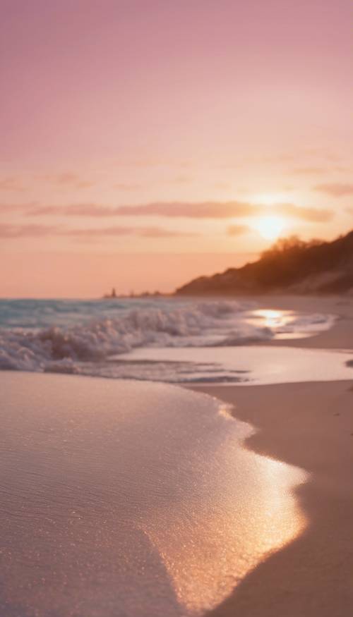 חוף שקט בזמן השקיעה, שבו החול הופך לגוון ורדרד על ידי הזוהר החם והצהבהב של השמש השוקעת.