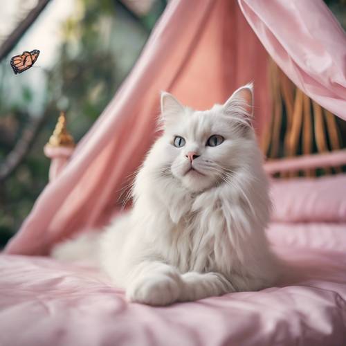 Um gato angorá branco deitado preguiçosamente em uma cama princesa rosa com dossel, observando com curiosidade uma borboleta monarca esvoaçante.