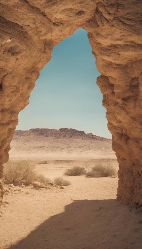 Мираж, мерцающий в полуденной жаре бесплодного пустынного ландшафта на фоне ясного неба.