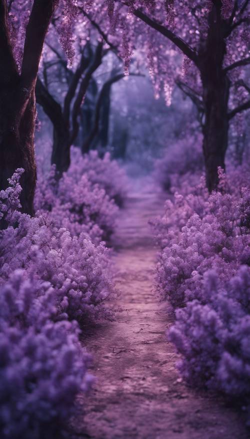 Un incantevole sentiero nel bosco lilla che brilla al chiaro di luna.