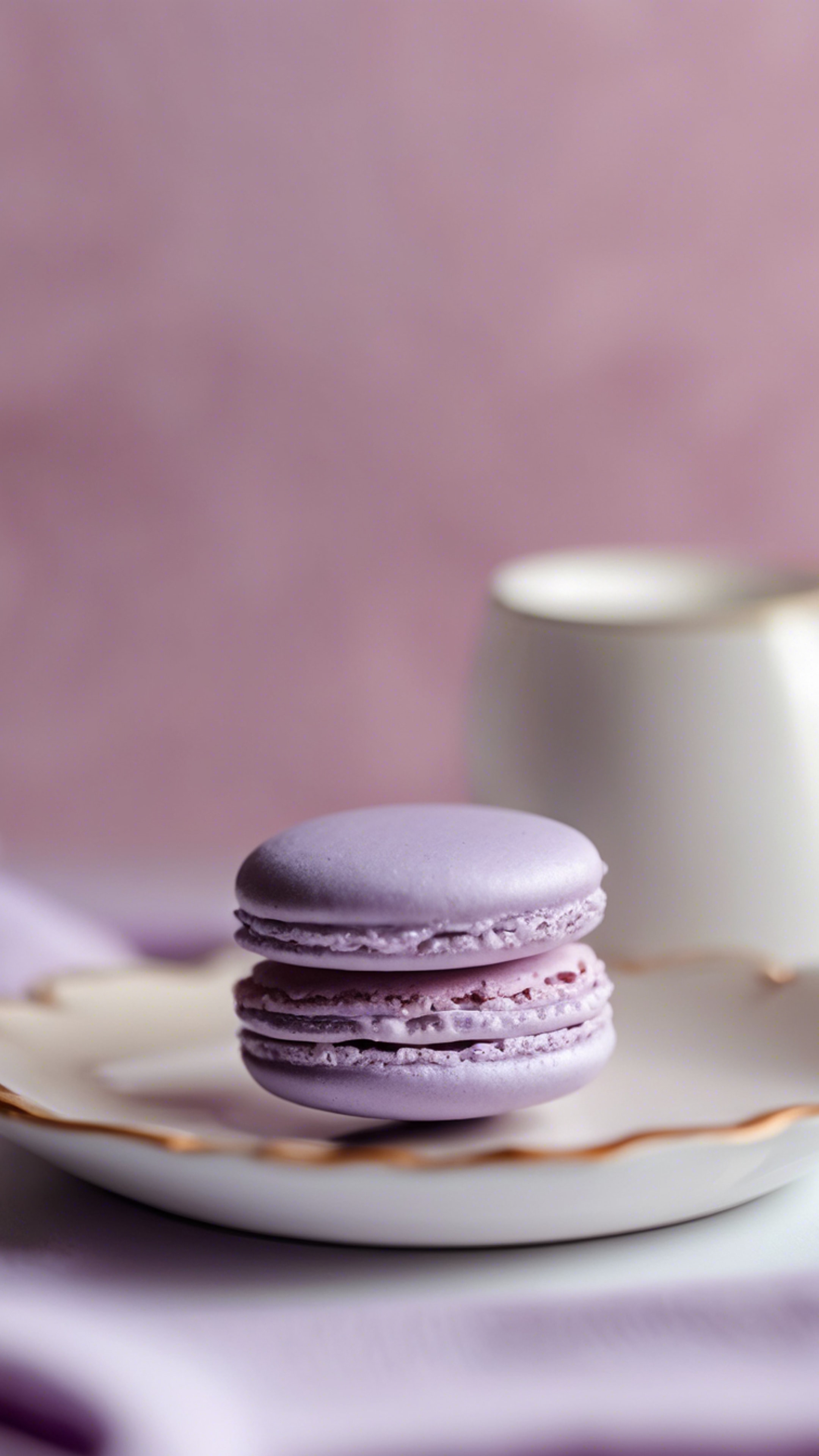 A close-up of a pastel purple-hued french macaron on a white porcelain plate. Taustakuva[867427dfb4584ec3b53c]