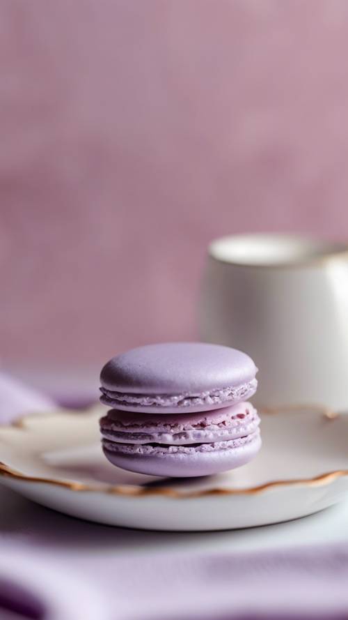 Un primer plano de un macarrón francés de tonos violeta pastel sobre un plato de porcelana blanca.