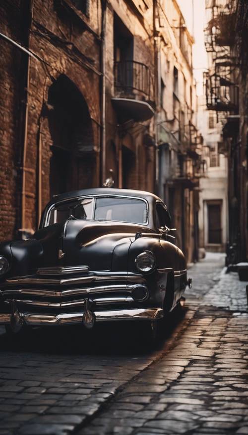 Mysteriöses altes Noir-Auto, das in einer Gasse geparkt ist und von einer einzigen Straßenlaterne beleuchtet wird.