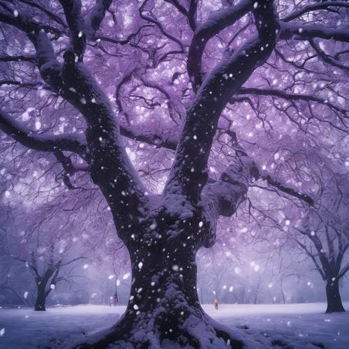 Majestatyczne fioletowe drzewo stojące wysoko pośród spadających płatków śniegu.