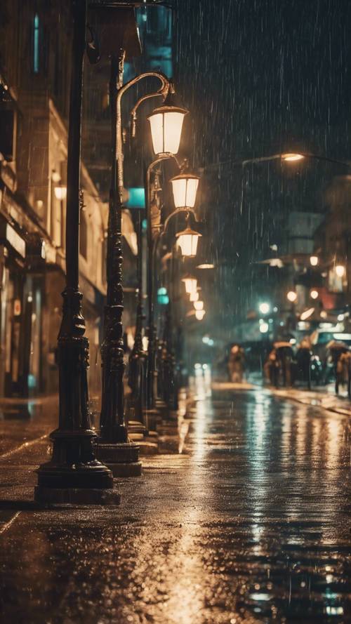 밤에는 부드러운 비 아래 가로등 기둥이 빛나는 조용한 도시 거리.