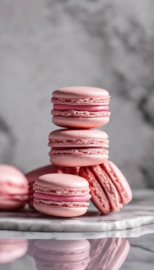 Uma elegante pilha de macarons rosa delicadamente apresentados sobre uma bancada de mármore.
