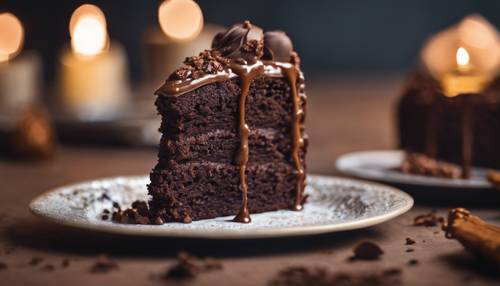 Una torta al cioccolato con glassa dalla consistenza marrone scuro.