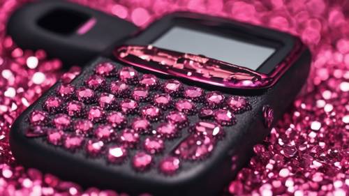Zoom em um celular preto clássico estilo Y2K com uma capa incrustada de strass rosa.