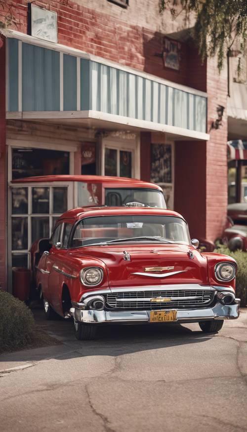 Chevrolet vermelho clássico estacionado na garagem de uma lanchonete durante os anos 50