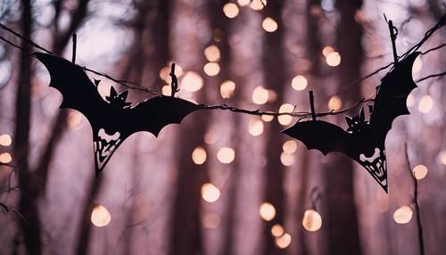 Przerażające neonowe dekoracje nietoperzy wiszące w nawiedzonym lesie”.