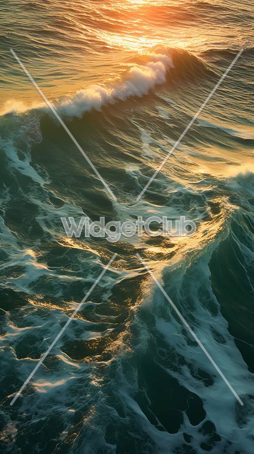 夕焼けに輝く金色の海の波　