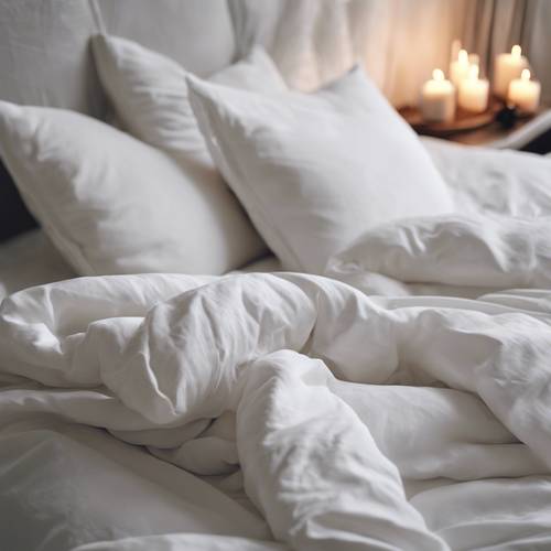 Ein frisch gemachtes Bett mit weicher weißer Leinenbettwäsche, aufgeplusterten Kissen und einer kuscheligen Bettdecke vermittelt ein Gefühl von Ruhe und Geborgenheit.
