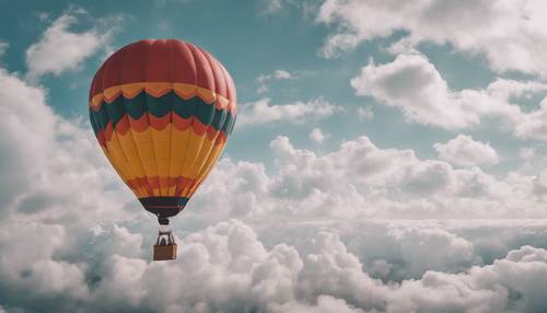 照片中的熱氣球漂浮在白色層積雲中。