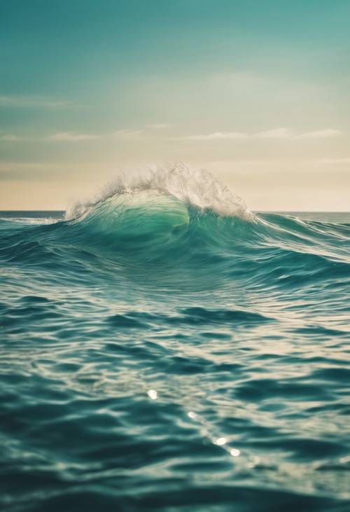 Eine ästhetische Aufnahme einer Welle im blaugrünen Ozean, aufgenommen mit langsamer Verschlusszeit, wodurch ein seidenweicher Effekt entsteht.
