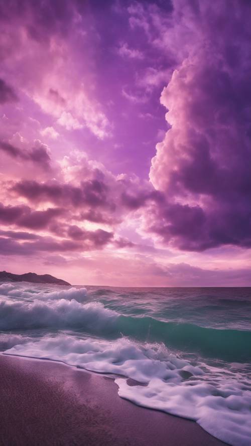 Мечтательный морской пейзаж под небом, отмеченным великолепными завитками фиолетовых облаков.