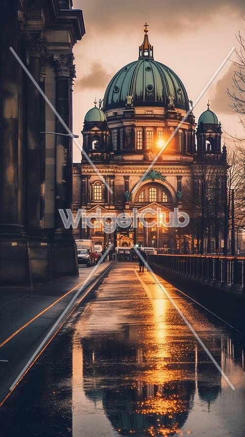 Sunny Glow on City Street with Historical Dome Building Валлпапер[f51f0793a8df457da7da]