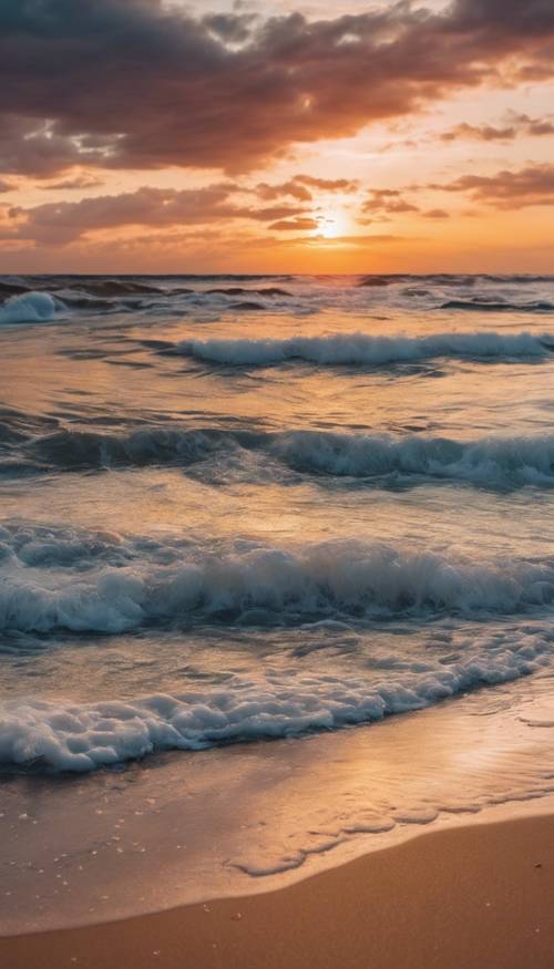 Blick auf einen Strand bei Sonnenuntergang mit leuchtenden Farben am Himmel und Wellen, die sanft an das Sandufer schlagen.