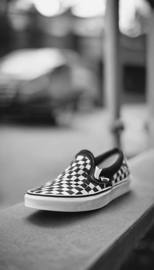 Um par de sapatos vans clássicos em xadrez preto e branco.