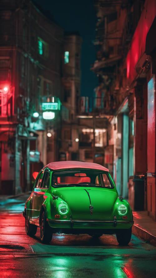 야간에 도시 거리에 주차된 네온 빨간색 언더라이트가 있는 녹색 자동차