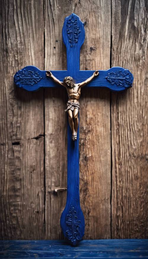 Sebuah detail close-up dari salib kayu Kristen, dicat dengan warna biru royal yang dalam dan kaya di atas meja kayu pedesaan.