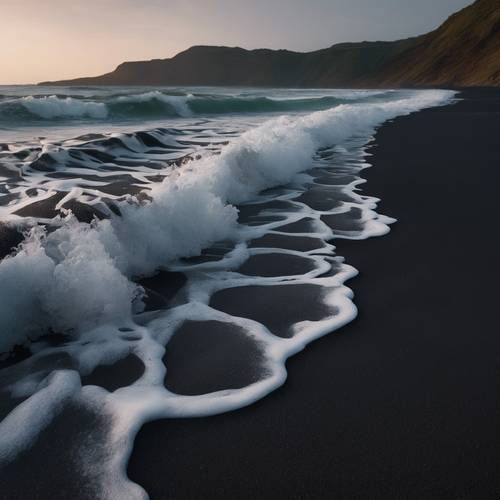 Uma paisagem de praia de areia preta ao entardecer, com ondas escuras quebrando na costa.