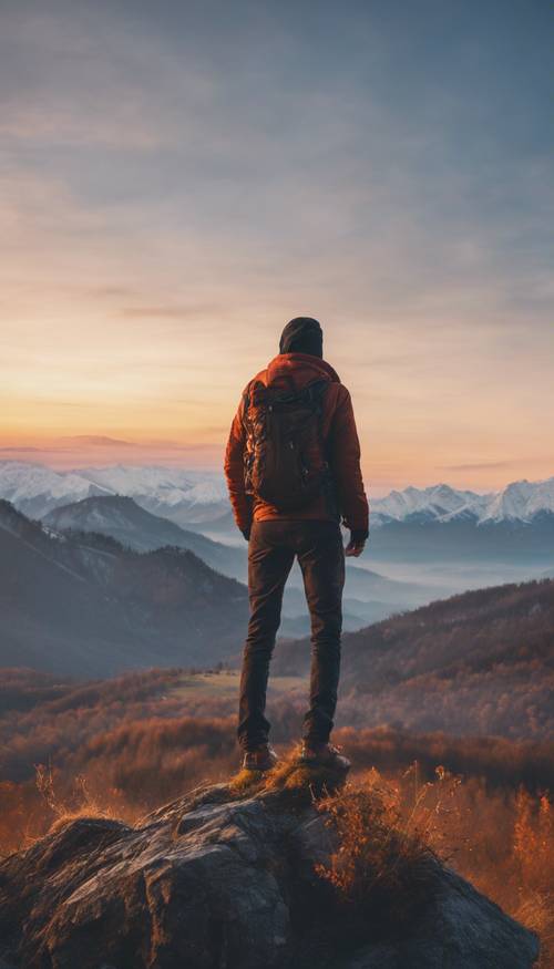 Un viajero solitario de pie en la cima de una montaña, observando el primer amanecer del Año Nuevo.