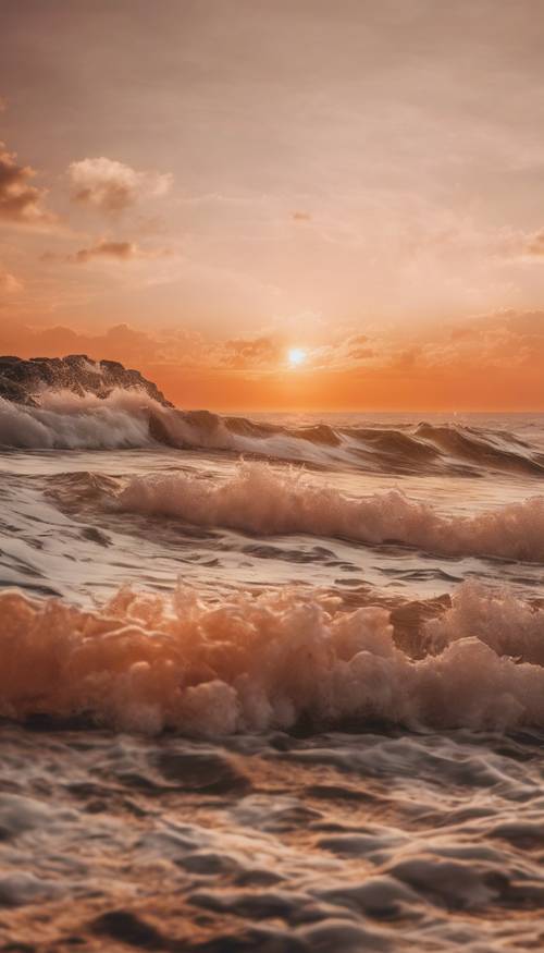 Una escena del océano con olas rompiendo bajo un cielo iluminado por un aura naranja.