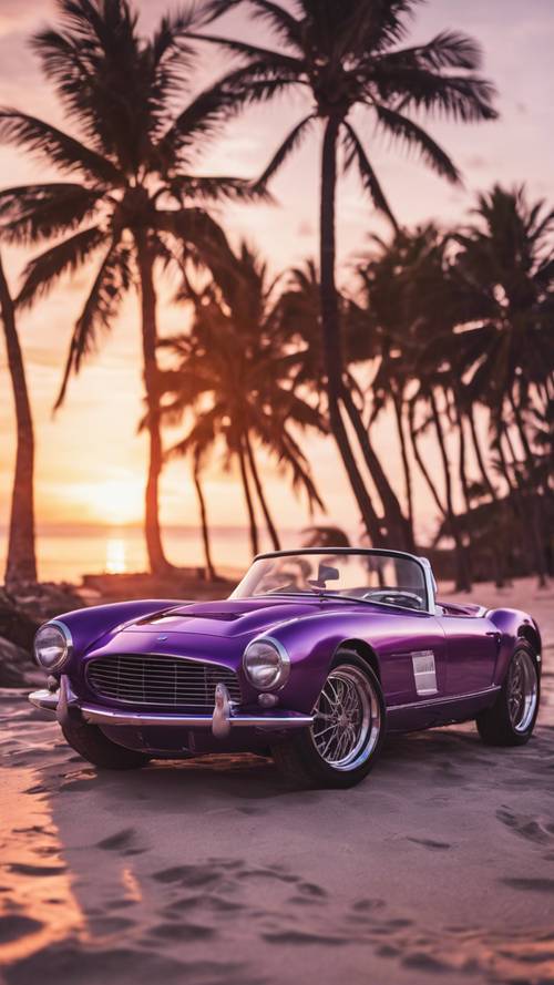 Ein speziell angefertigter lilafarbener Cabrio-Sportwagen, der bei Sonnenuntergang in der Nähe eines Strandes geparkt ist.